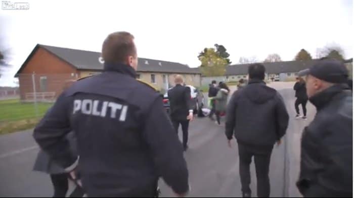 Данска: Министарка за миграцију прегазила мигранта колима (видео)
