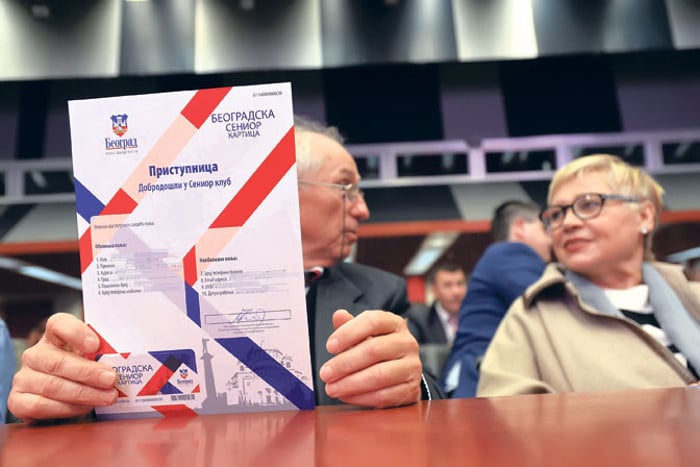 Пензионери из целе Србије траже сениорске картице за попусте као у Београду