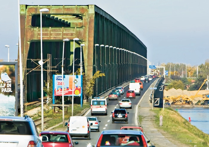 У Београду се обрушава Панчевачки мост, а Вучић гради „албанску трансверзалу“