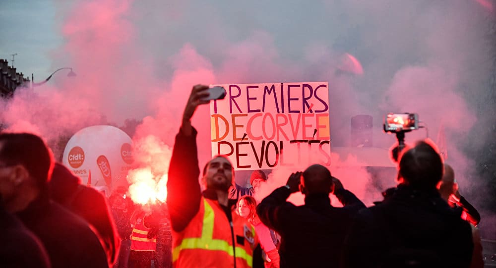 Париз: Раднички протести прерасли у жестоке немире (видео)
