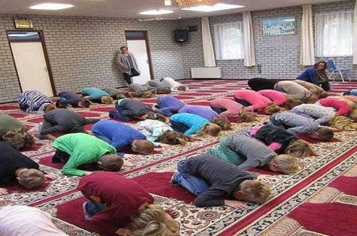 Немачка хришћанска деца присиљена да се клањају у џамији
