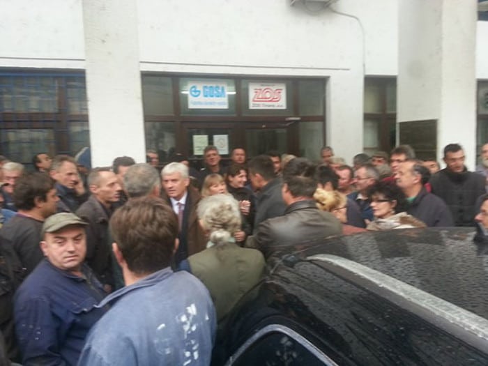 ХАОС У ГОШИ: Радници спречили новог директора да уђе у фабрику, интервенисала полиција