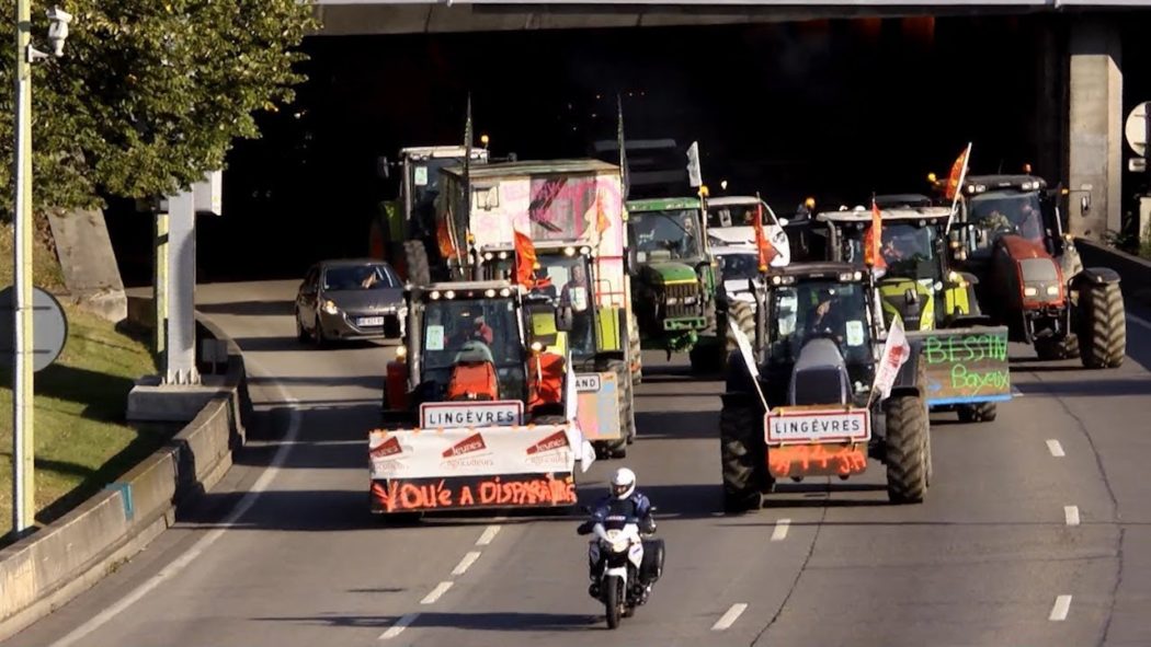 Због ЕУ санкција Русији француски сељаци довезли 1.000 трактора у центар Париза (видео)