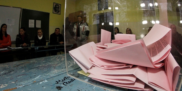 Мештанин Пећинаца вратио у гласачку кутију новац који је добио за глас од активиста СНС