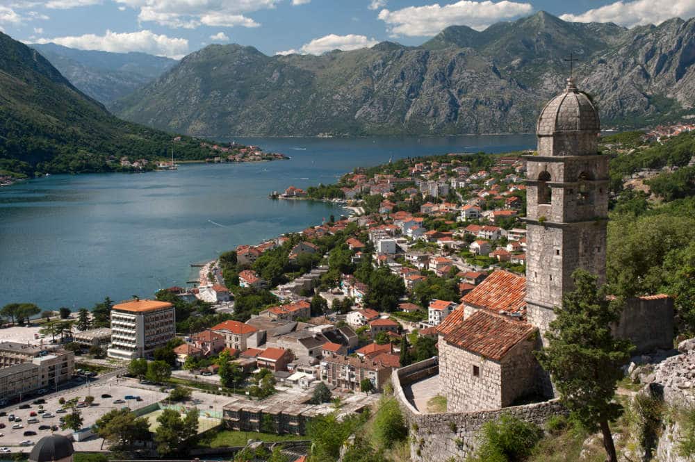 Од лошег ка горем: Црна Гора живи на дуг и пегла буџет повећањем ПДВ-а