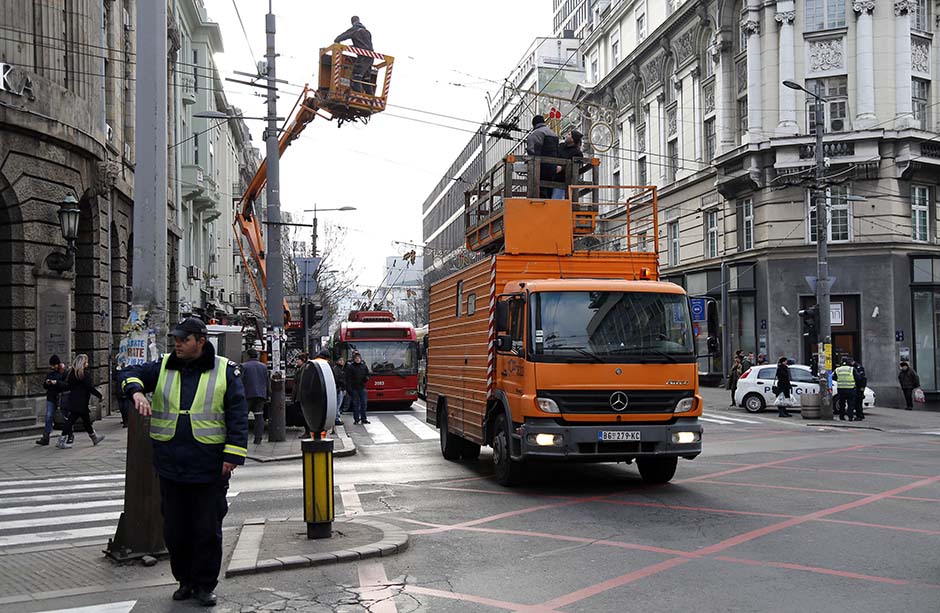 Београд: Саобраћајни колапс у центру града због пада новогодишње расвете на жице за тролејбусе