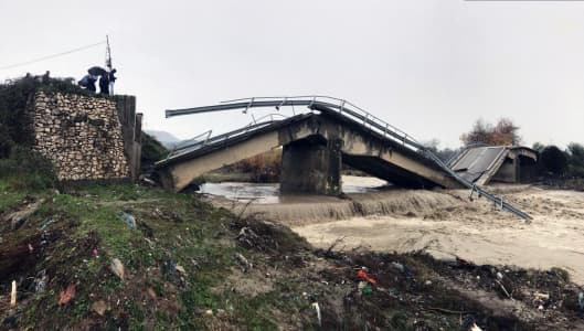 Поплаве паралисале Албанију (видео)