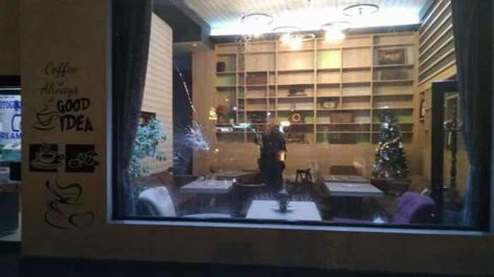 ОРУЖАНИ ОБРАЧУН И У ЛЕСКОВЦУ Маскирани нападачи упали у кафић и почели да пуцају, рањен бизнисмен и још један мушкарац