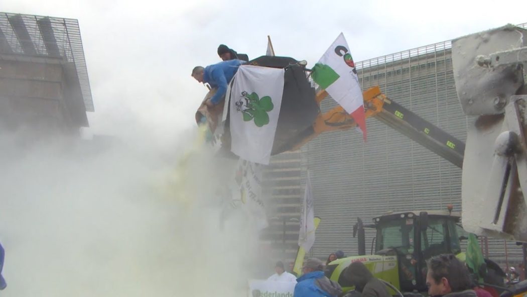 Белгијски сељаци покрили зграду ЕУ млеком у праху у знак протеста (видео)