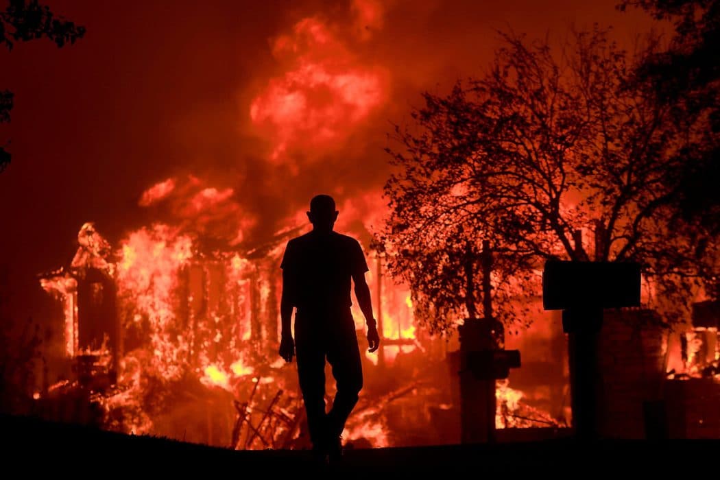 Ватрена стихија већ недељама прождире Калифорнију (видео)