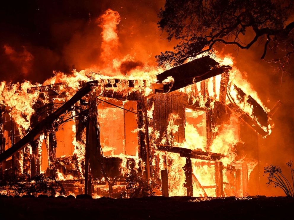 Калифорнија у пламену: Људи беже од ватрене стихије (видео)