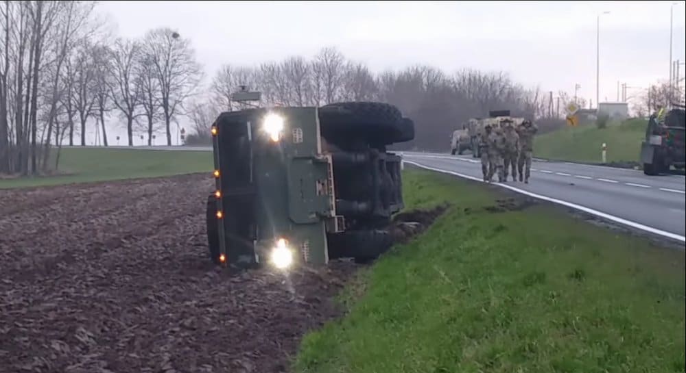 РУСИ УМИРУ ОД СМЕХА – НАТО конвој се заглавио у пољском блату, камион дошао да их чупа па се преврнуо (видео)