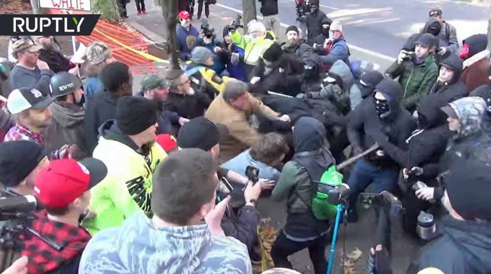 Сукоби анархиста и десничара у Портланду (видео)