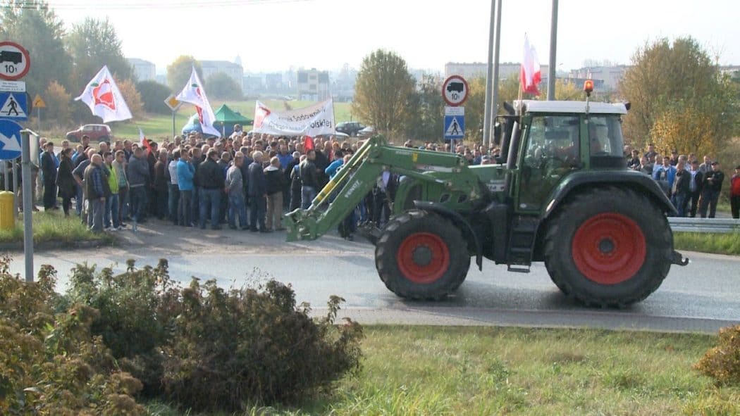 Сељаци у Пољској блокирали аутопутеве у знак протеста због ЕУ санкција Русији (видео)