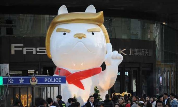 Кинези у Нову годину пса улазе са фигуром џиновског пса Трампа