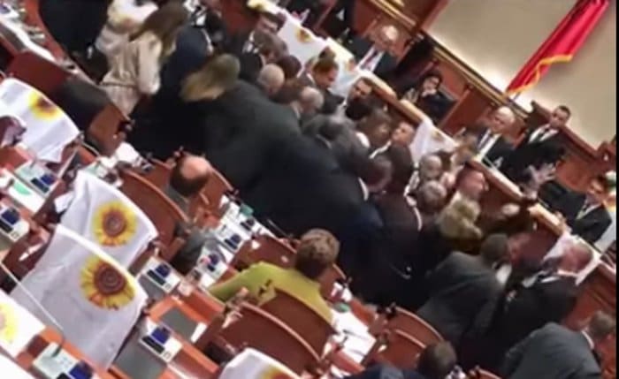 Едија Раму гађали ципелом у парламенту Албаније (видео)