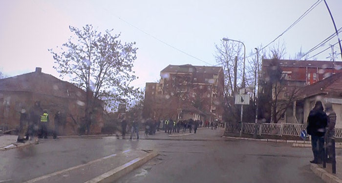 Вучића у Косовској Митровици дочекале празне улице (ВИДЕО)