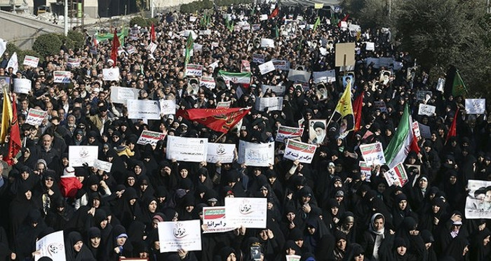 Иран: Провладини митинзи у Куму, Араку, Керманшаху, Ахвазу, Абадану, Горгану, Иламу... (видео)