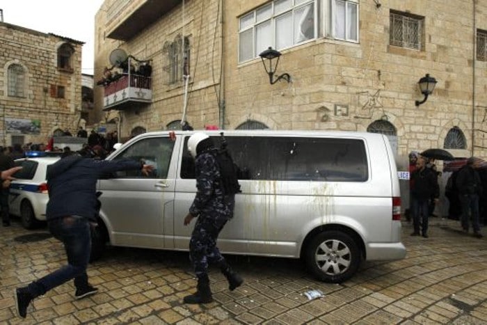 Витлејем: Палестинци јајима и ципелама гађали возило јерусалимског патријарха Теофила