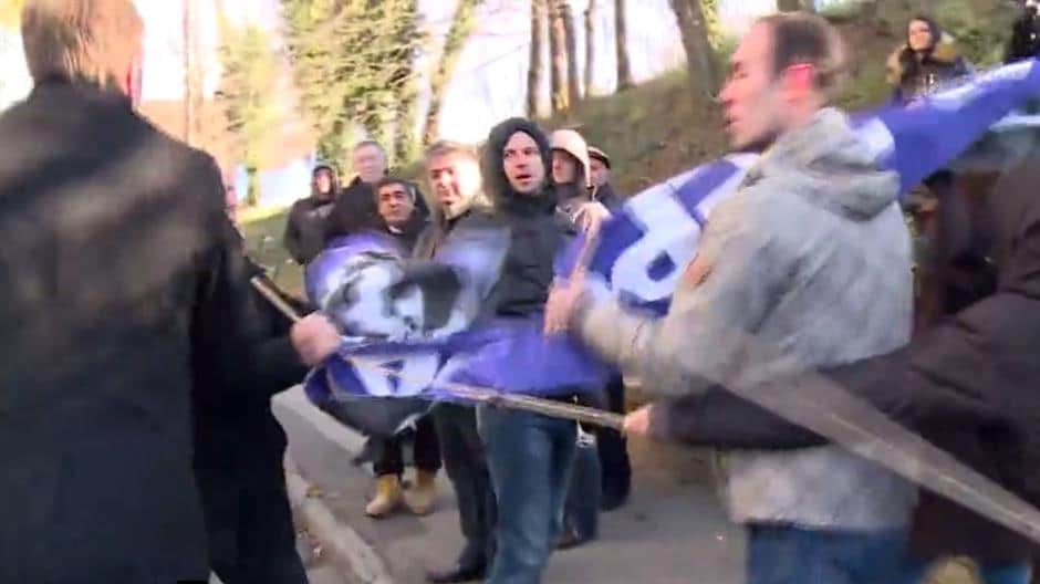 Активиста СНС који се сукобио са официром ВС цепао транспарент против Небојше Стефановића испред Вишег суда у Београду