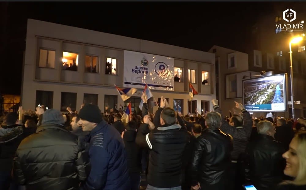 Опозиција прославила победу у Беранама без иједне монтенегринске заставе (видео)