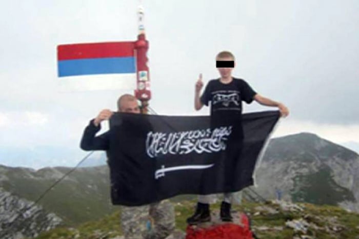 У босанском кампу „Аскера“ за обуку аскера снимљена и застава Исламске државе