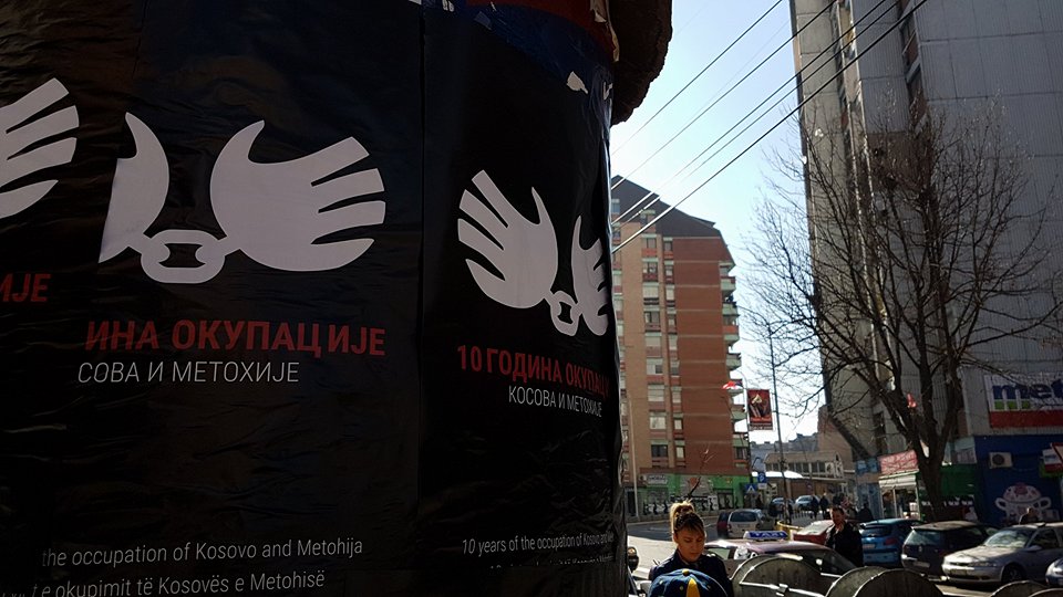 Северна Митровица излепљена плакатима: "10 година окупације Косова и Метохије"