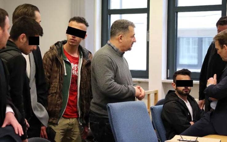 НЕМАЧКА У ШОКУ: Мигранти групно силовали девојчицу од 13 година, додељена им условна казна!