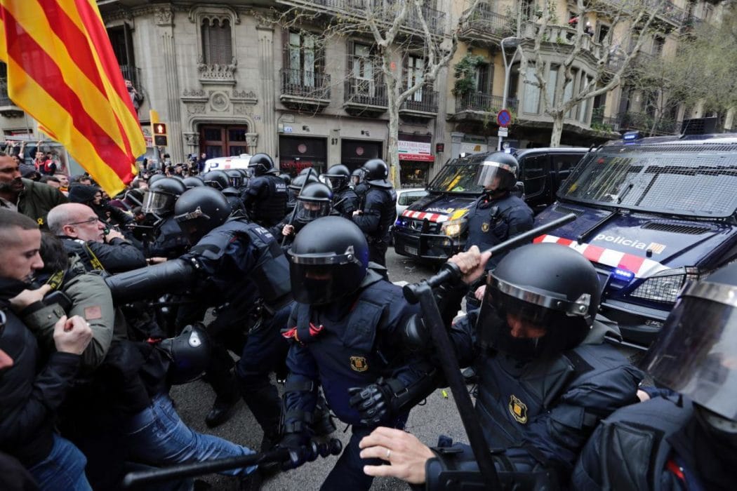 „Каталонско пролеће“: Жестоки протести након хапшења Пуџдемона (видео)