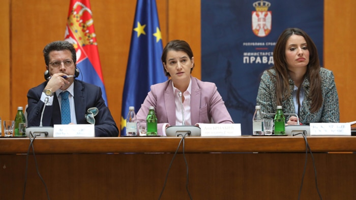 МУТАВА штелује нови Устав за што ефикасније избацивање Косова и Метохије из Србије