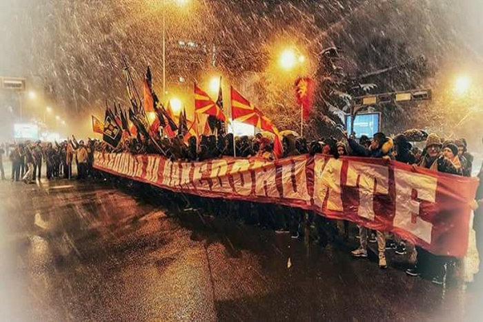 Протести у Скопљу, запаљена и албанска застава, повређен полицајац (видео)