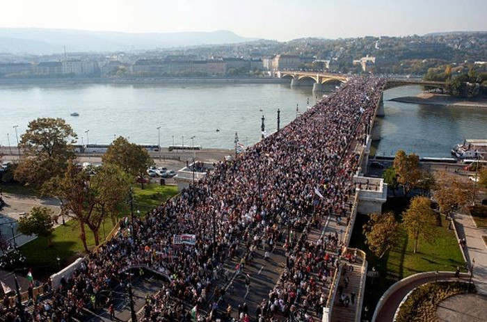 У Будимпешти велики митинг подршке Орбану под девизом „Отаџбина испред свега другог“