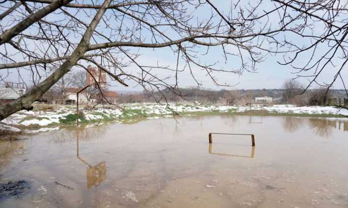 Поплаве угрожавају "небрањене" делове земље, снег се и даље топи