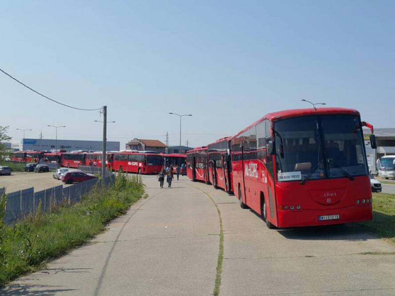 Преко 150 аутобуса са југоистока Србије довезло "Нишлије" да кличу ВЕЛЕИЗДАЈНИКУ (фото)