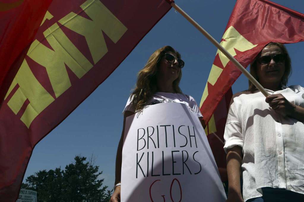Демонстранти на Кипру: "Британске убице идите кући"