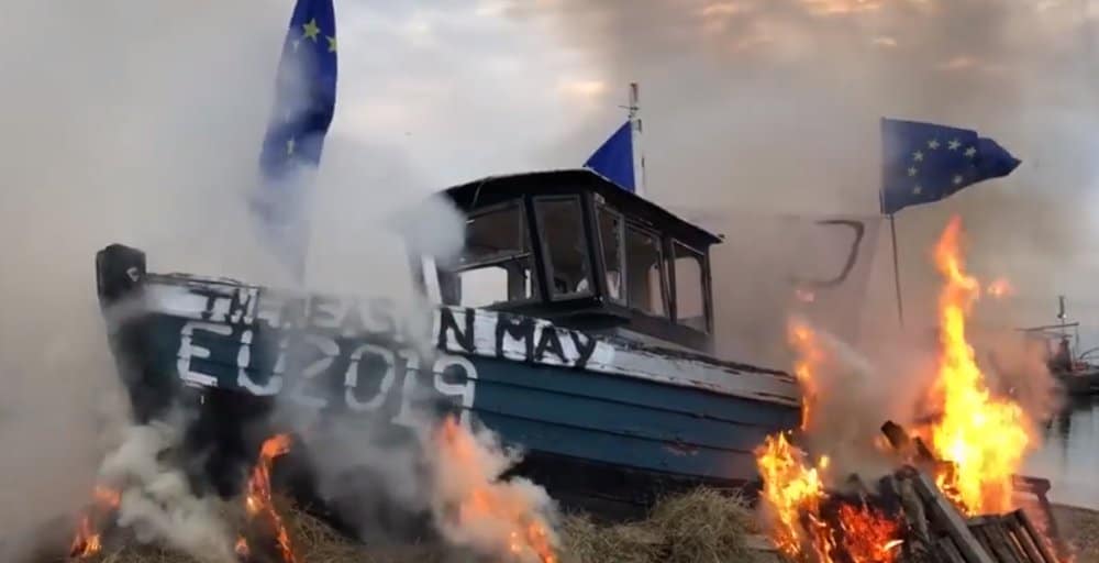 ХАОС У ЛОНДОНУ: У знак револта запаљен брод са заставом ЕУ (видео)