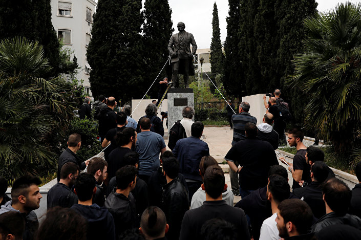 Крв на улицама Атине: Грци бране Сирију, руше Труманову статуу (фото, видео)