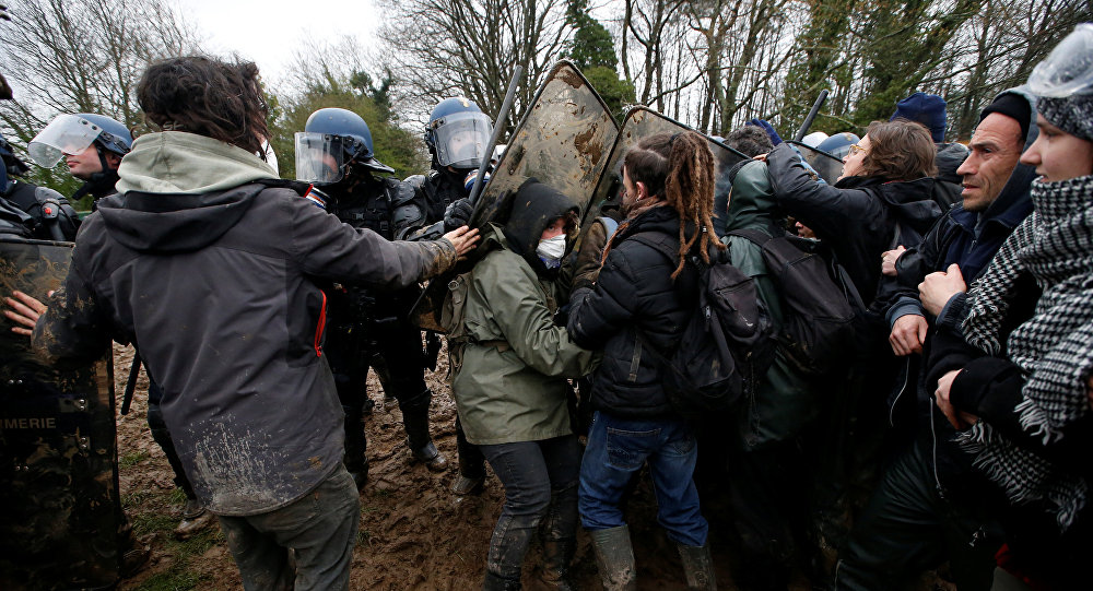 Нереди у Француској: У акцији 2.500 полицајаца испаљено више од 50 сузаваца (видео)