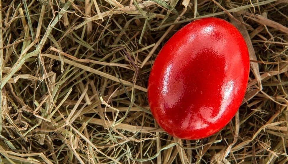 Прво јаје обавезно офарбајте у црвено! Шта је чуваркућа и шта радимо са оном од прошле године