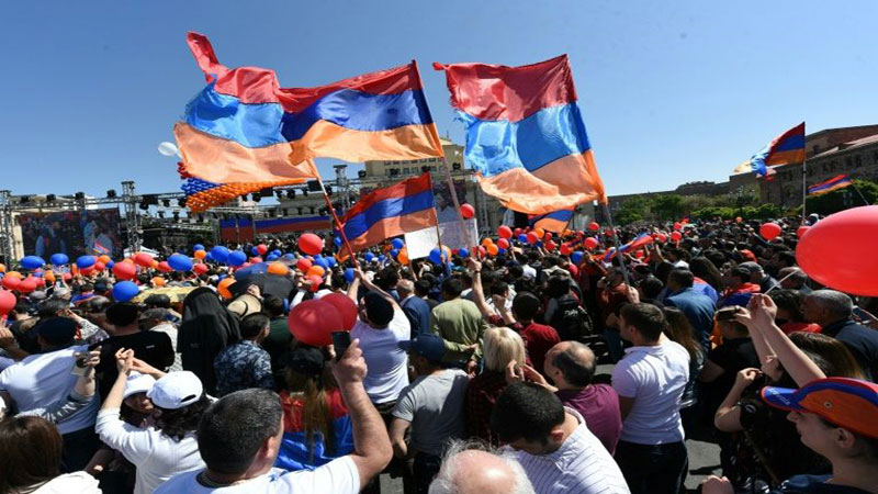Јерменија парализована: Опозиција блокира, путеве, мостове и институције (видео)