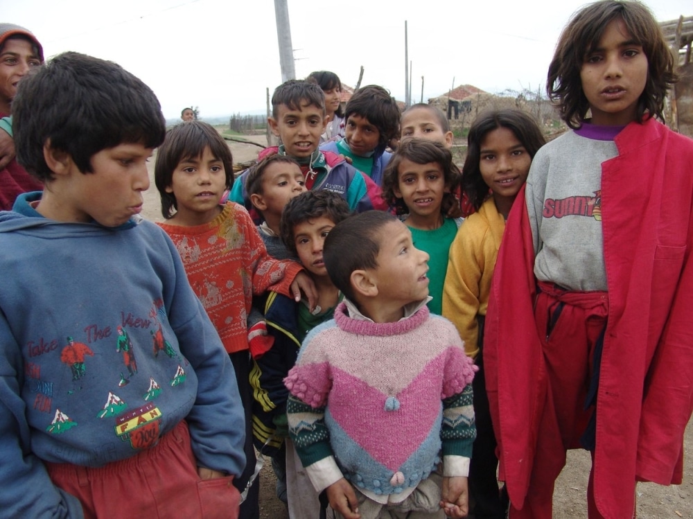 Отворена дискриминација српске деце како би помогли Циганима