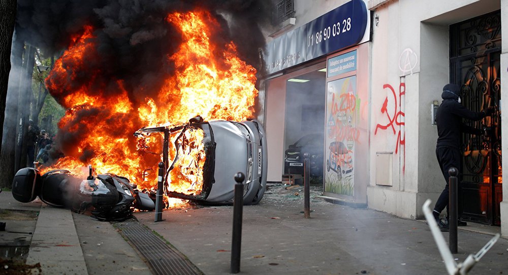 У Паризу као да је у Дамаску, жестоки сукоби анархиста са полицијом (видео)