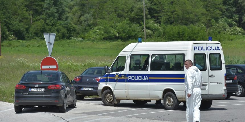 Хрватска полиција пуцала на комби са мигрантима