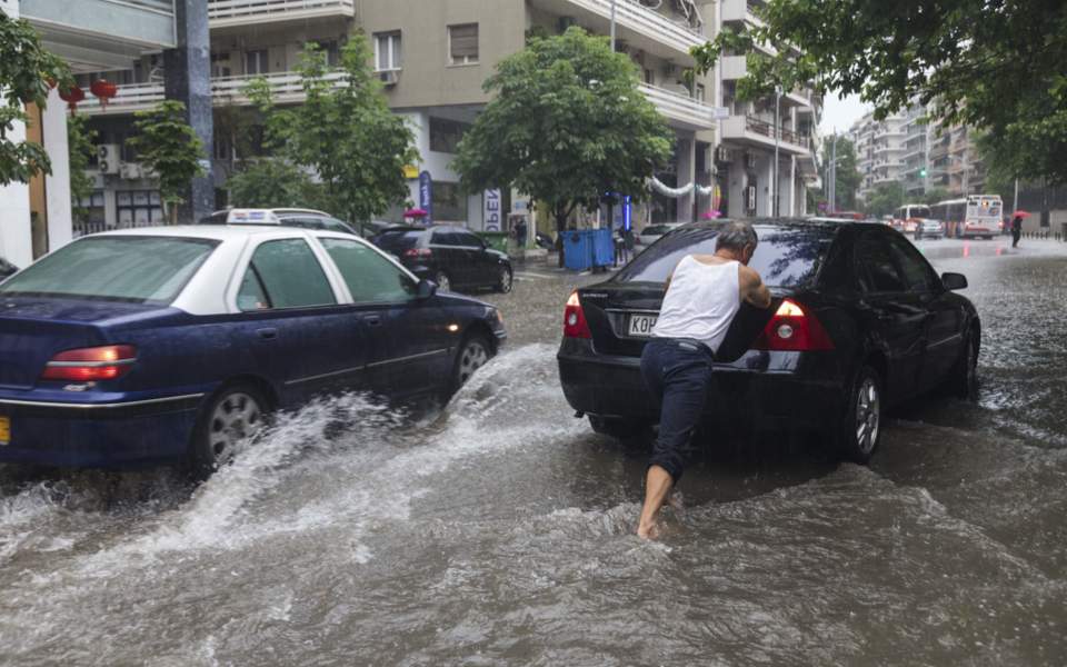 Жестока олуја у Солуну, цео град под водом (видео)