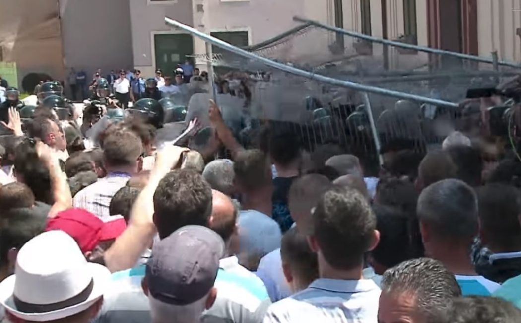 Демонстранти у Тирани каменицама гађали зграду владе и тражили Рамину оставку (видео)