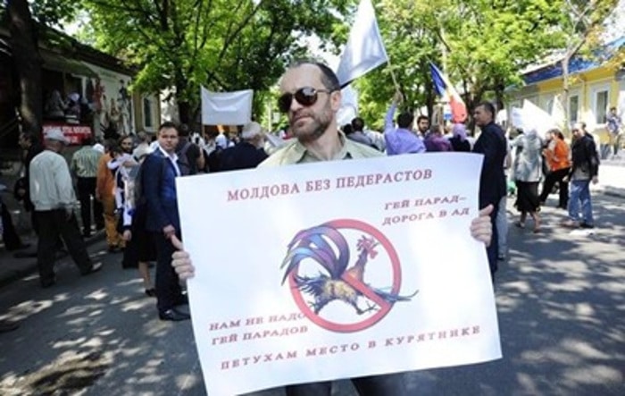 Брука: У Молдавији одржана содомитска парада, полиција на рукама носила православце који су покушали да је спрече (видео)