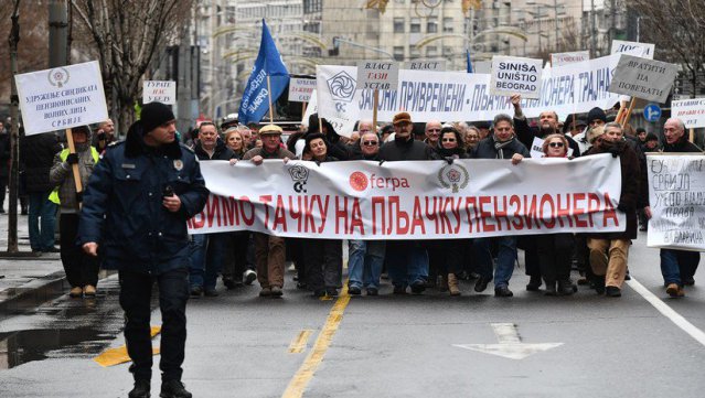 Протести пензионера пред Уставним судом
