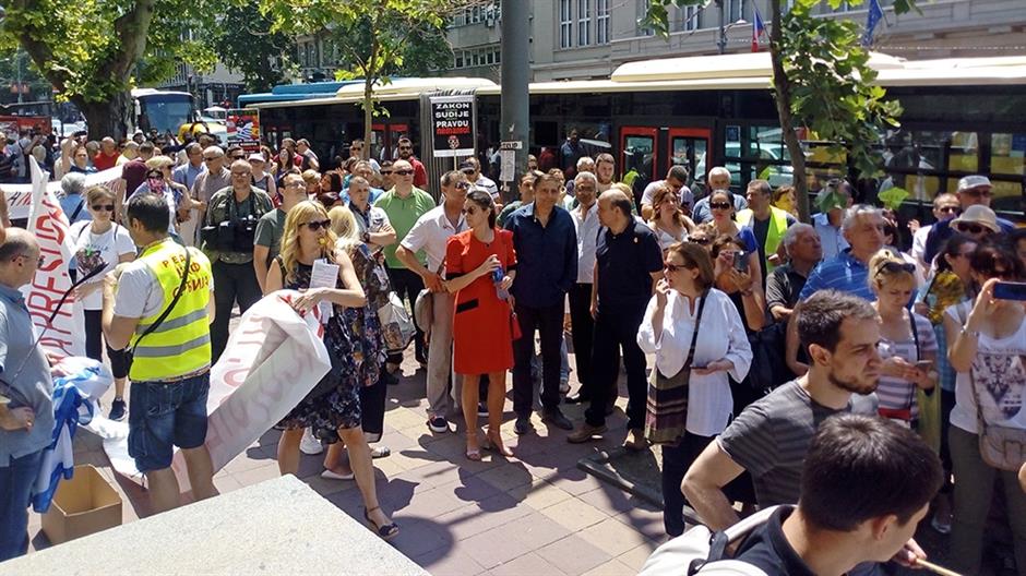 Београд: Одржава се протест грађана који имају кредите у швајцарским францима