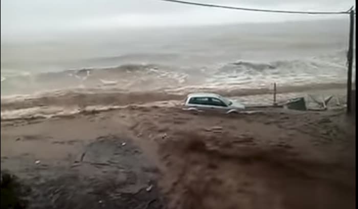 ПОТОП У ГРЧКОЈ: Плаже и улице под водом (видео)