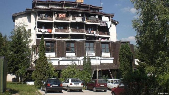 Расељени Срби на Брезовици месец дана без струје